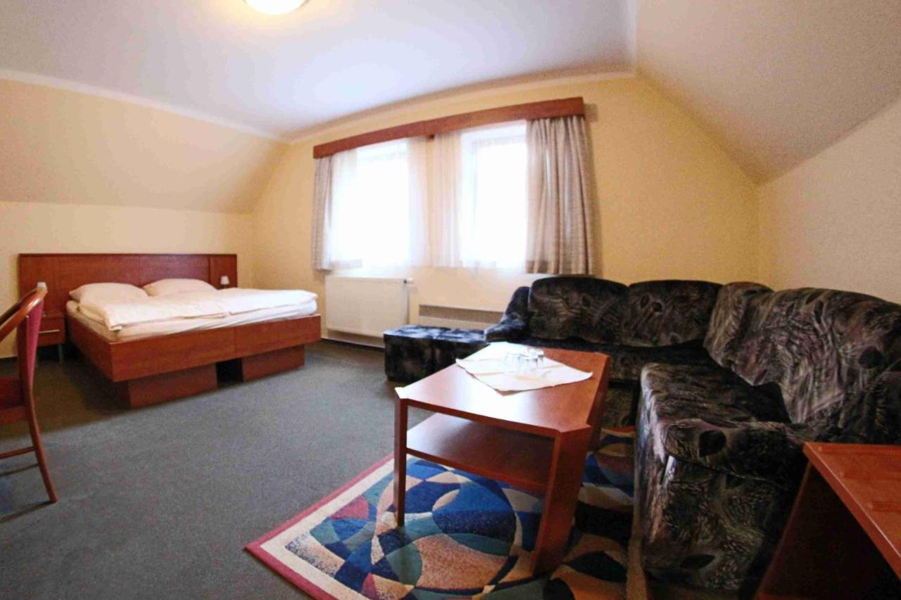 Hotel Koruna Karlštejn Eksteriør bilde