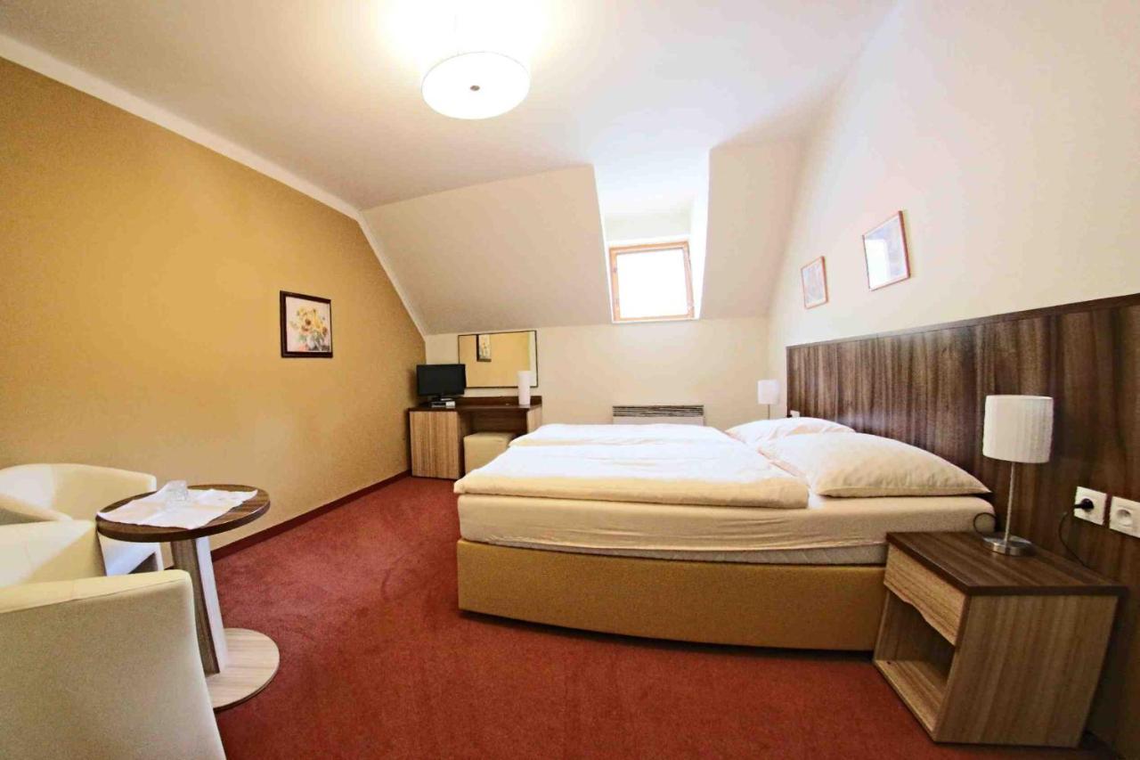 Hotel Koruna Karlštejn Eksteriør bilde