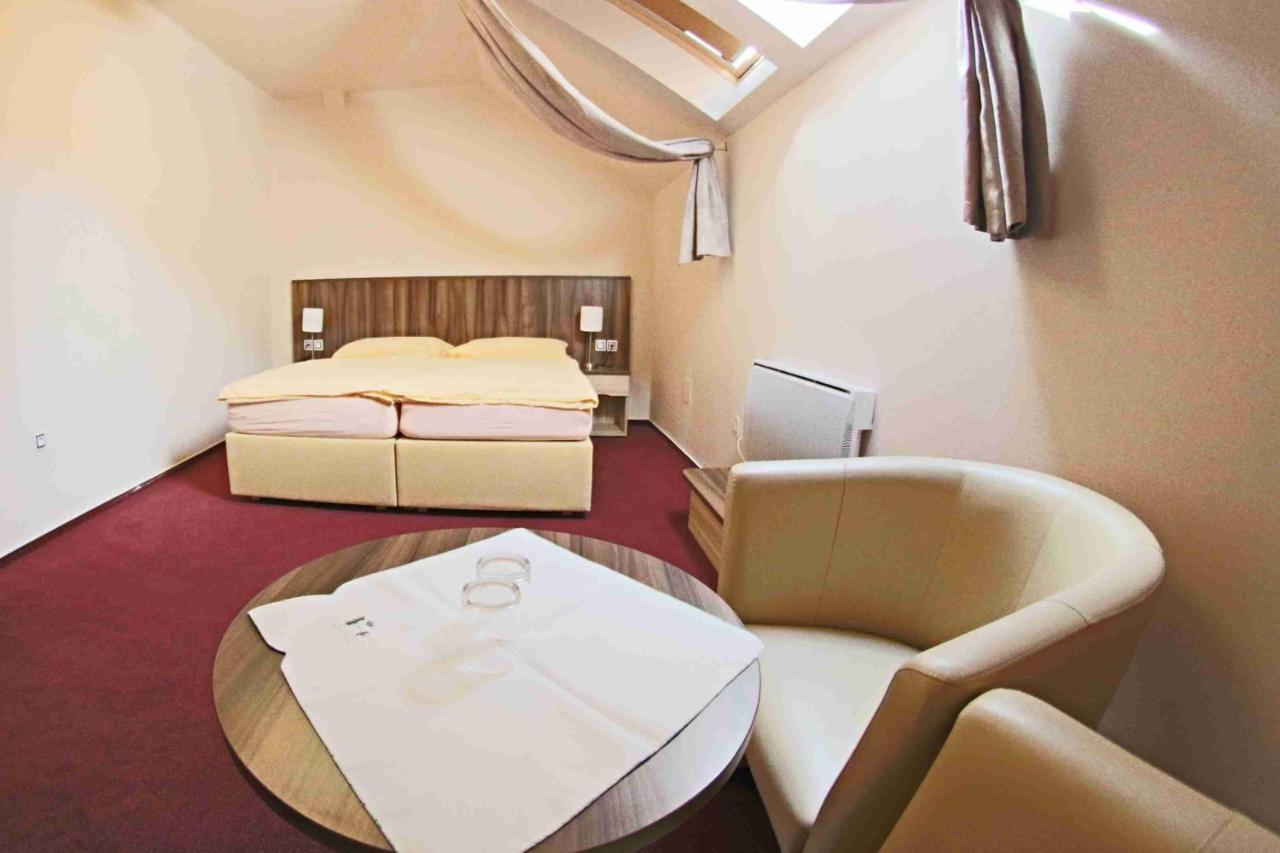 Hotel Koruna Karlštejn Eksteriør bilde