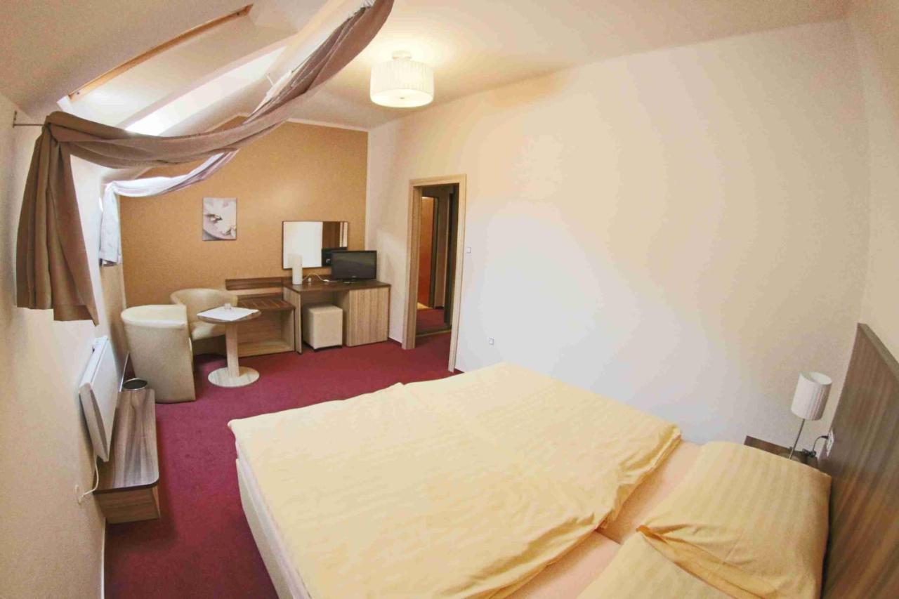 Hotel Koruna Karlštejn Eksteriør bilde